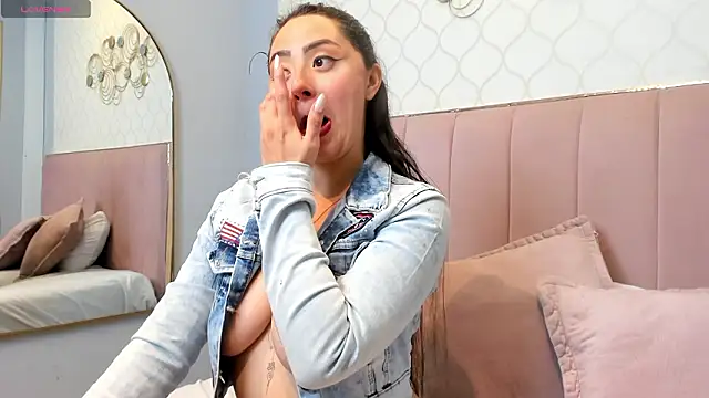 JuliethCruz  online show from February 6, 2026, 7:54 pm