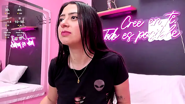 JuliethCruz  online show from December 14, 2025, 3:17 pm