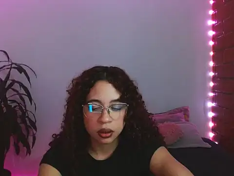 Snapshot of Medussa3033 chatting on November 6, 2025, 2:48 am Medussa3033 online show from November 6, 2025, 2:48 am