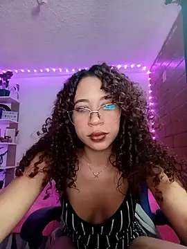 Snapshot of Medussa3033 chatting on December 19, 2025, 9:28 pm Medussa3033 online show from December 19, 2025, 9:28 pm