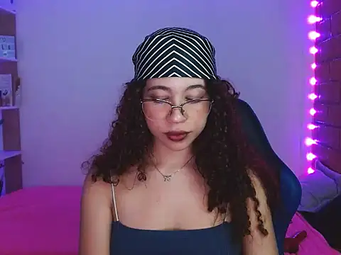 Snapshot of Medussa3033 chatting on December 14, 2025, 3:24 am Medussa3033 online show from December 14, 2025, 3:24 am