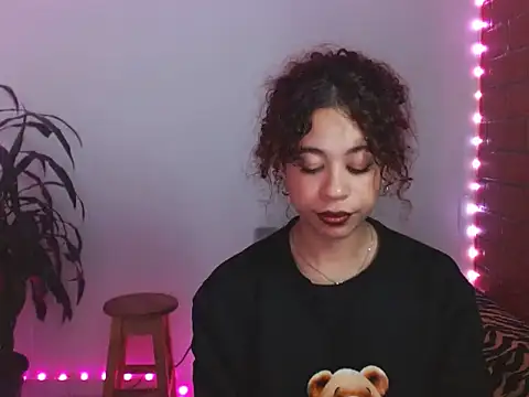 Snapshot of Medussa3033 chatting on October 30, 2025, 2:32 am Medussa3033 online show from October 30, 2025, 2:32 am