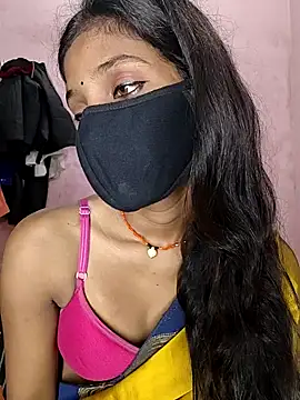 Snapshot of sweet_couple99 chatting on November 5, 2025, 9:23 am sweet couple99 online show from November 5, 2025, 9:23 am