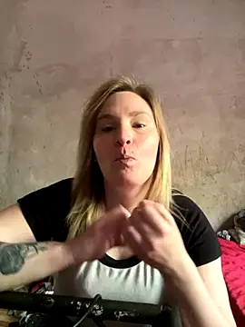 Snapshot of Andrea_h15 chatting on October 15, 2025, 2:03 pm Andrea h15 online show from October 15, 2025, 2:03 pm
