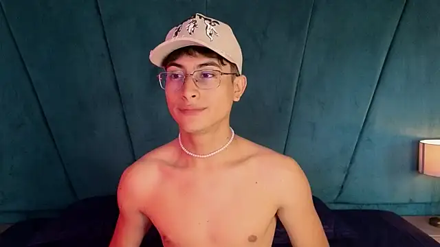 Aaron Eze online show from November 21, 2025, 8:19 pm