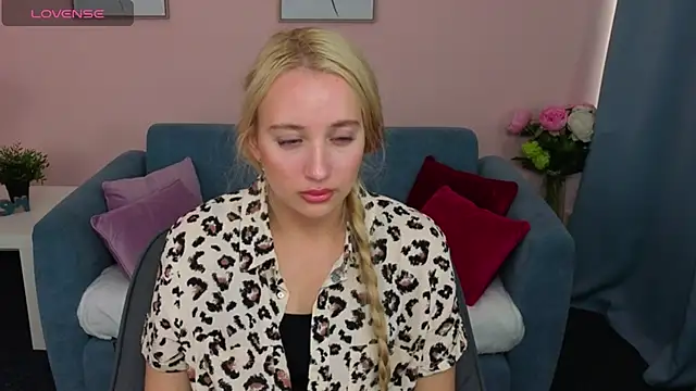 AuroraSkyee online show from October 20, 2025, 1:11 pm