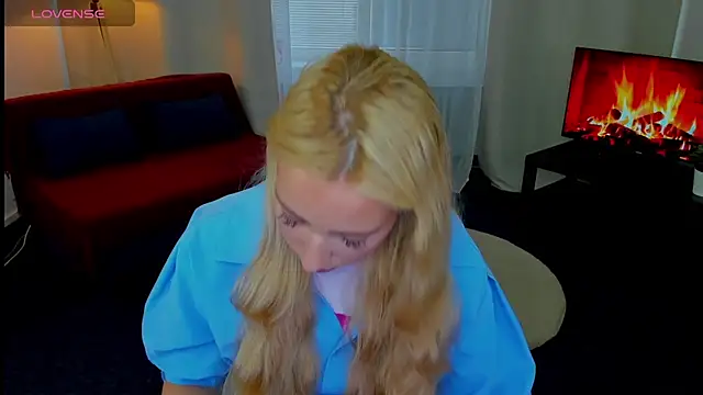 AuroraSkyee online show from October 28, 2025, 12:26 pm