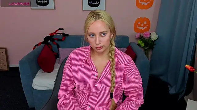 AuroraSkyee online show from October 27, 2025, 2:51 pm