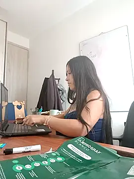 Snapshot of Kiramane chatting on November 4, 2025, 5:06 pm Kiramane online show from November 4, 2025, 5:06 pm