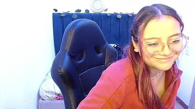 Snapshot of Red_Lola_ chatting on October 29, 2025, 1:10 pm Red Lola online show from October 29, 2025, 1:10 pm