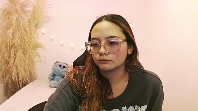 Snapshot of Red_Lola_ chatting on November 6, 2025, 10:25 pm Red Lola online show from November 6, 2025, 10:25 pm