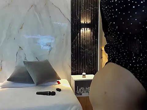 Snapshot of chloe_toms chatting on October 21, 2025, 10:58 am chloe toms online show from October 21, 2025, 10:58 am