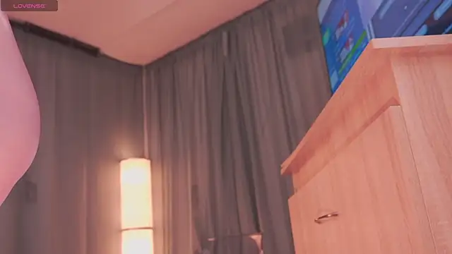 Snapshot of ElodieRousse_ chatting on November 30, 2025, 12:17 pm ElodieRousse online show from November 30, 2025, 12:17 pm