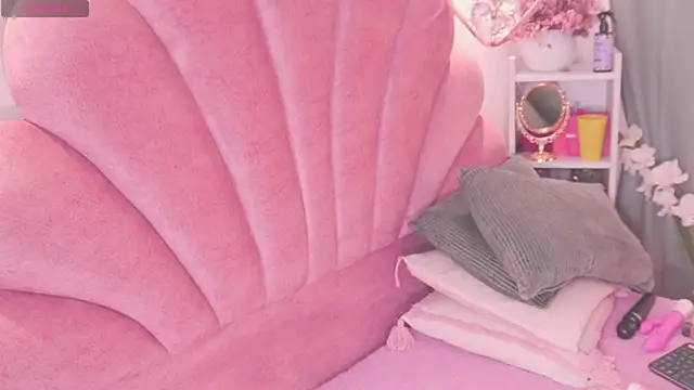 Snapshot of ElodieRousse_ chatting on December 13, 2025, 8:04 pm ElodieRousse online show from December 13, 2025, 8:04 pm