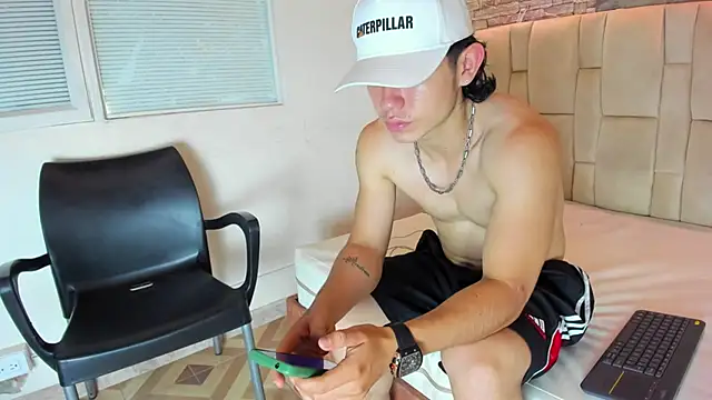 Owenn 17 online show from October 20, 2025, 3:52 am