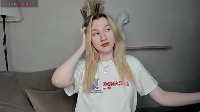 LinaRayy online show from December 2, 2025, 8:05 am