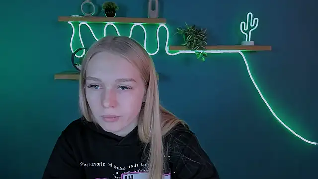 Snapshot of megan_cold chatting on November 3, 2025, 9:35 am megan cold online show from November 3, 2025, 9:35 am