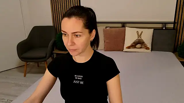 DitaNoir online show from January 6, 2026, 8:40 am