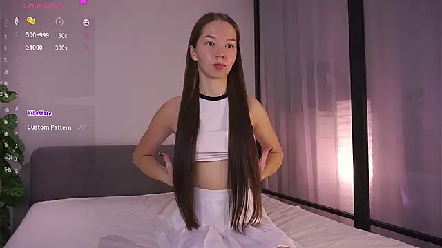 MayaHjelm online show from October 25, 2025, 5:39 am