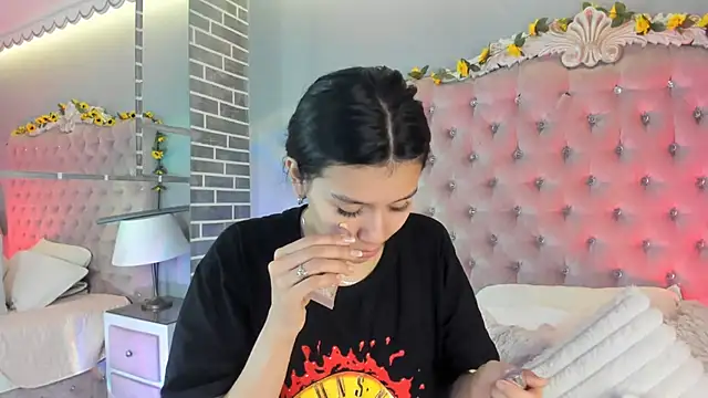 TanyaBello online show from April 19, 2026, 5:19 am