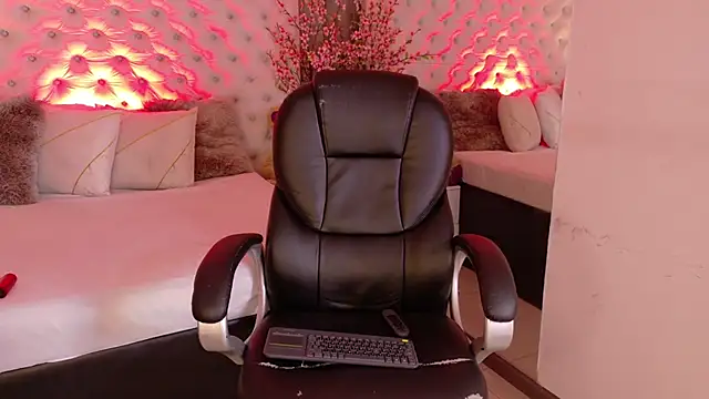 KathiaLuxe online show from December 5, 2025, 2:48 pm