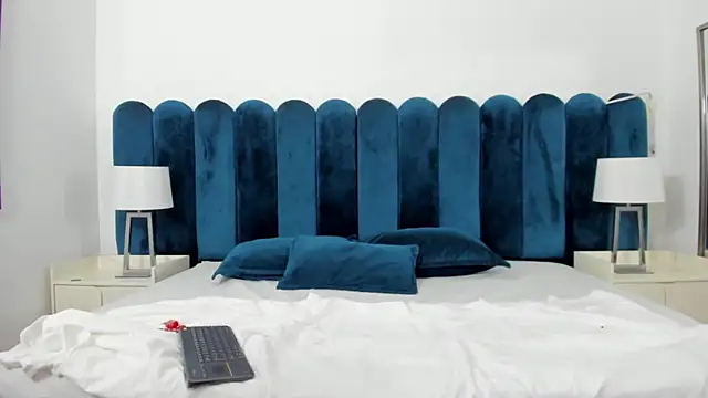 Snapshot of AuraSky_ chatting on November 4, 2025, 7:17 pm AuraSky online show from November 4, 2025, 7:17 pm