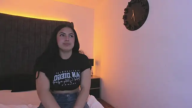 Snapshot of AuraSky_ chatting on October 28, 2025, 7:24 pm AuraSky online show from October 28, 2025, 7:24 pm