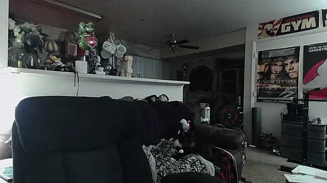 biggerisbetter12 online show from April 19, 2026, 5:52 am