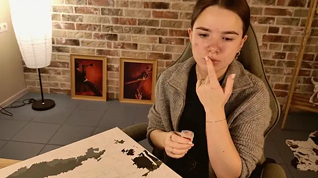 May Bloom online show from December 17, 2025, 5:12 am