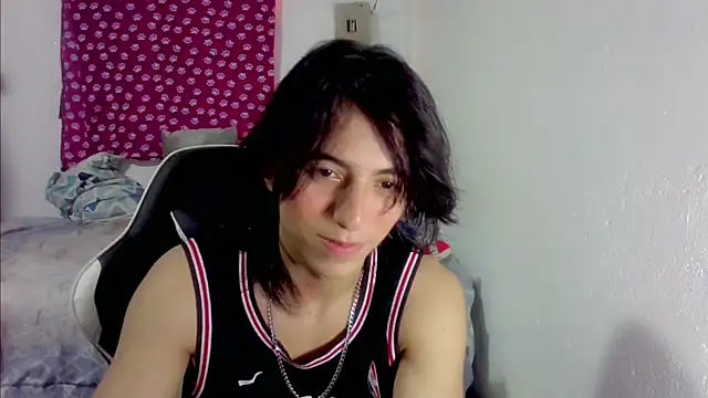 Snapshot of LouisOwOoo chatting on October 20, 2025, 9:15 pm LouisOwOoo online show from October 20, 2025, 9:15 pm