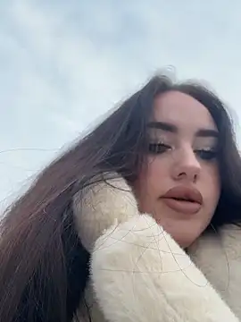 KiraSunshine online show from December 17, 2025, 4:06 am