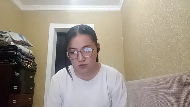 Snapshot of LinneaHyles chatting on November 14, 2025, 4:16 am LinneaHyles online show from November 14, 2025, 4:16 am