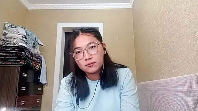 Snapshot of LinneaHyles chatting on November 12, 2025, 8:07 am LinneaHyles online show from November 12, 2025, 8:07 am