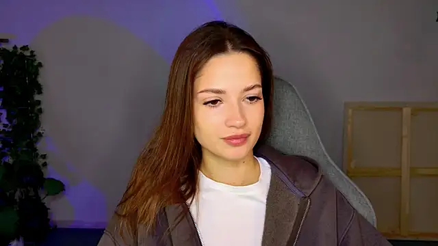 Snapshot of KiraVair chatting on November 8, 2025, 9:35 am KiraVair online show from November 8, 2025, 9:35 am