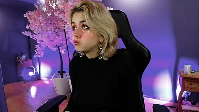 Snapshot of Navier__ chatting on November 5, 2025, 2:42 pm Navier online show from November 5, 2025, 2:42 pm