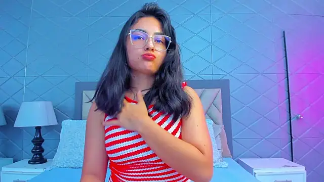 Snapshot of ViolettRouse chatting on February 13, 2026, 5:35 pm ViolettRouse online show from February 13, 2026, 5:35 pm