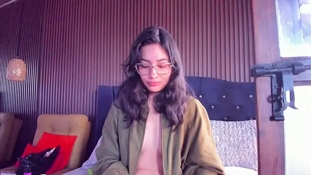 Snapshot of ViolettRouse chatting on February 17, 2026, 5:43 pm ViolettRouse online show from February 17, 2026, 5:43 pm