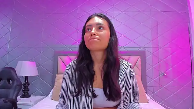 Snapshot of ViolettRouse chatting on December 19, 2025, 5:15 pm ViolettRouse online show from December 19, 2025, 5:15 pm