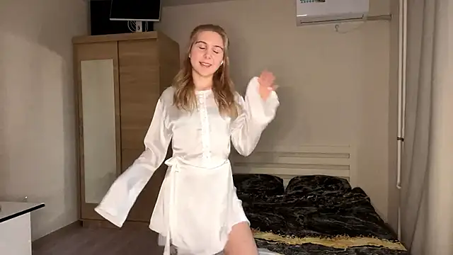 Snapshot of MyraLitterers chatting on November 7, 2025, 1:15 pm MyraLitterers online show from November 7, 2025, 1:15 pm