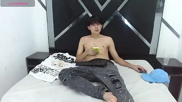 Snapshot of Tom_0001 chatting on October 30, 2025, 7:44 pm Tom 0001 online show from October 30, 2025, 7:44 pm