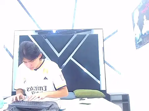 Snapshot of Tom_0001 chatting on October 28, 2025, 7:57 pm Tom 0001 online show from October 28, 2025, 7:57 pm