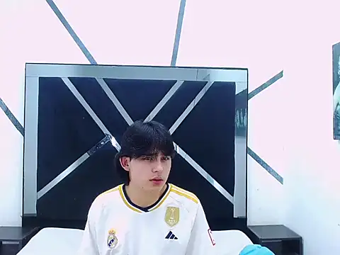 Snapshot of Tom_0001 chatting on October 29, 2025, 9:25 pm Tom 0001 online show from October 29, 2025, 9:25 pm