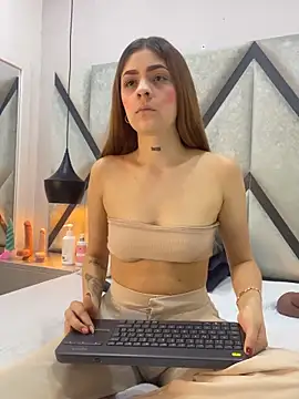 Snapshot of AriaWillss chatting on December 15, 2025, 12:44 pm AriaWillss online show from December 15, 2025, 12:44 pm