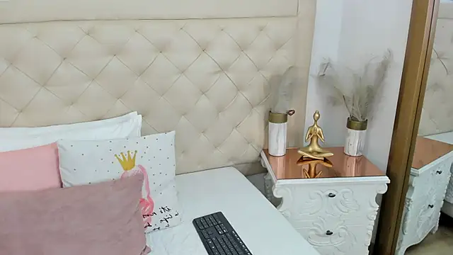 lucia lorenz online show from November 27, 2025, 11:32 am