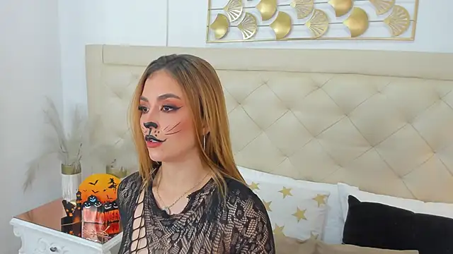 lucia lorenz online show from October 31, 2025, 12:24 pm