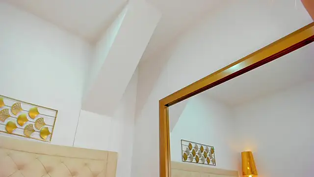 lucia lorenz online show from April 8, 2026, 11:22 am