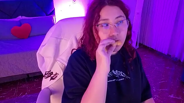 littlee red online show from February 1, 2026, 8:40 pm