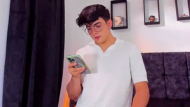 Snapshot of Theo_Noxxx chatting on October 23, 2025, 8:18 pm Theo Noxxx online show from October 23, 2025, 8:18 pm