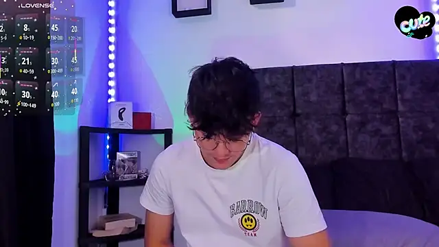 Snapshot of Theo_Noxxx chatting on November 27, 2025, 6:52 pm Theo Noxxx online show from November 27, 2025, 6:52 pm