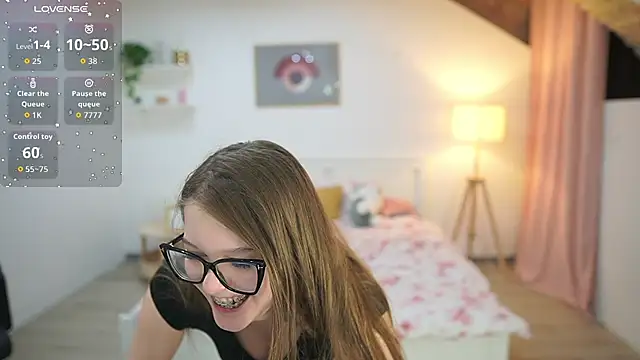 lisa mccoy  online show from November 21, 2025, 2:05 pm